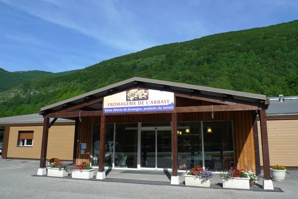 A queijaria Abbaye, localizada no coração da vila, recebe turistas que podem assistir e participar da produção
