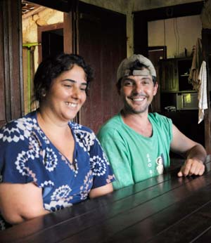 Foto do casal Otinho e Eliane, produtores de queijo participantes do projeto Parte-Lucro