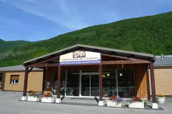 A queijaria Abbaye, localizada no coração da vila, recebe turistas que podem assistir e participar da produção