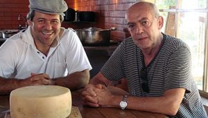 Luciano Carvalho (produtor rural) e Helvécio Ratton na cidade de Medeiros-MG. Foto de divulgação