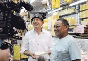 No ar: equipe especializada em queijos gravaram no Mercado (Foto: paula Huven)