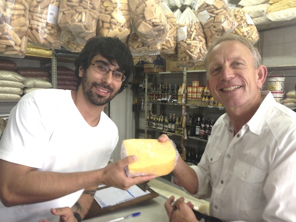 Na rua Paulo Afonso, de produtos nordestinos, Studd comprou o queijo coalho e artesanato para levar para a Austrália