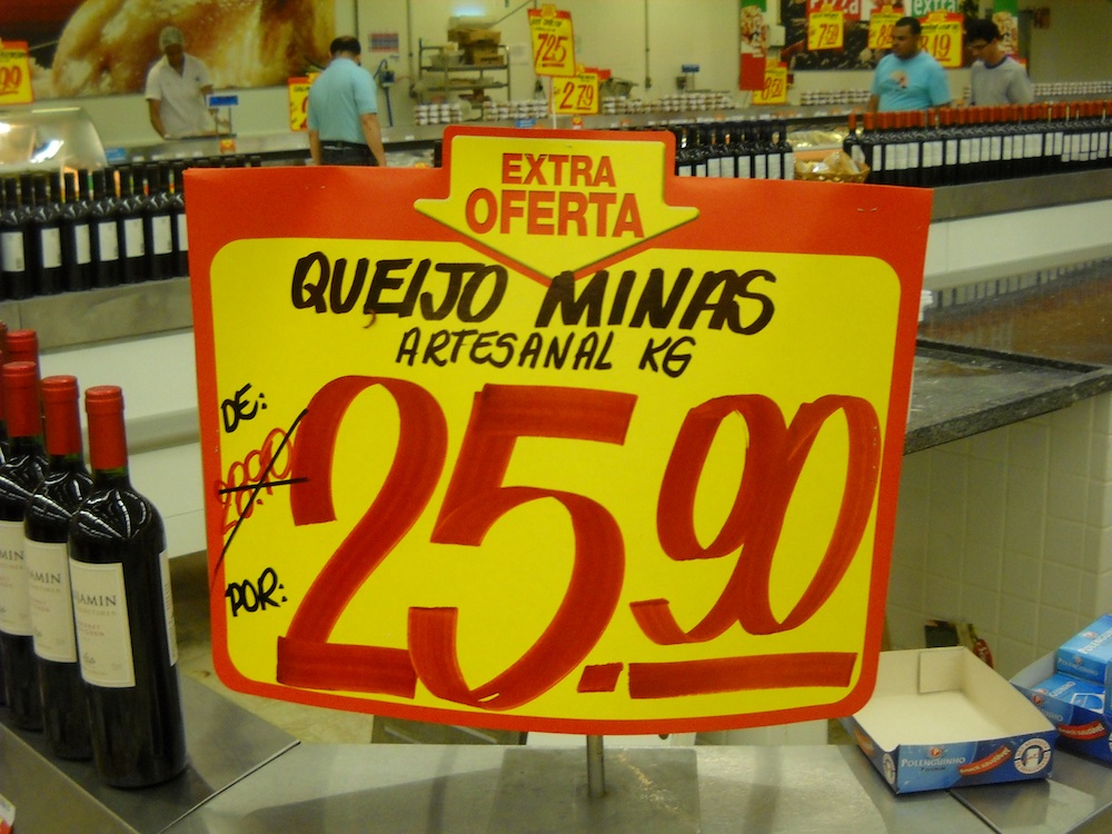 O valor do queijo em grandes supermercados, como o Extra, é em média o dobro do valor do queijo no mercado central.