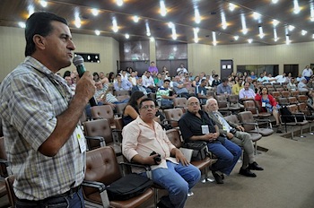 Leôncio Diamante discursa no simpósio da Paraíba. Foto SerTãoBras.