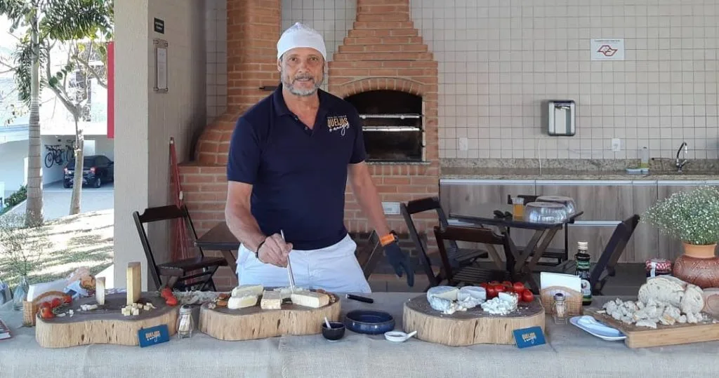 Guto na mesa de degustação
