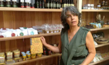 Jacarandá, o novo restaurante-armazém de Ana Massochi, vende queijos da Canastra em São Paulo