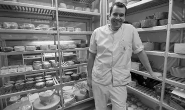 Aprovados: chef de cozinha leva queijos de leite cru para teste em laboratório
