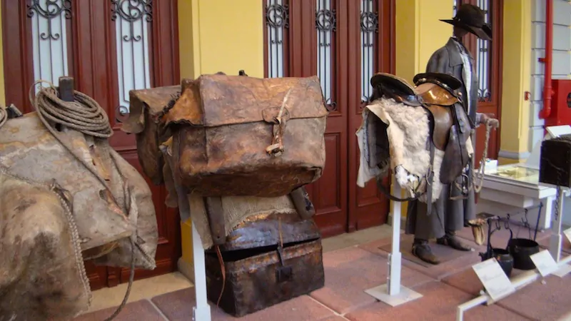 As canastras são as bolsas de couro quadradas para transportar queijos, expostas no museu.