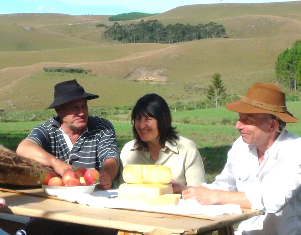 Antonio e Maria Lopes posam com o Will Studd para apresentar seu orgulho, o queijo serrano.