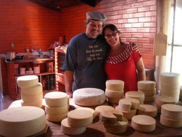 A família de Luciano e Helena Machado produz o queijo canastra de forma tradicional em Medeiros (MG) (Foto: Divulgação/Luciano Machado)
