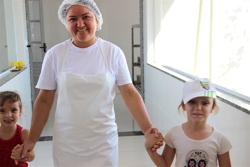 Vitória Aparecida Rodrigues, 5 anos - Ana Clara Pereira da Costa, 5 anos - Ronilda Aparecida da Silva Faria (trabalha na produção de queijo na Roça da Cidade).